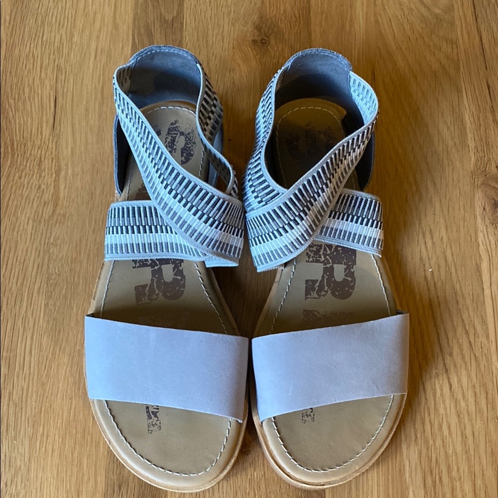 SOREL Gray and Tan Strappy Sandals. Elastic ankle straps. Leather top straps.
